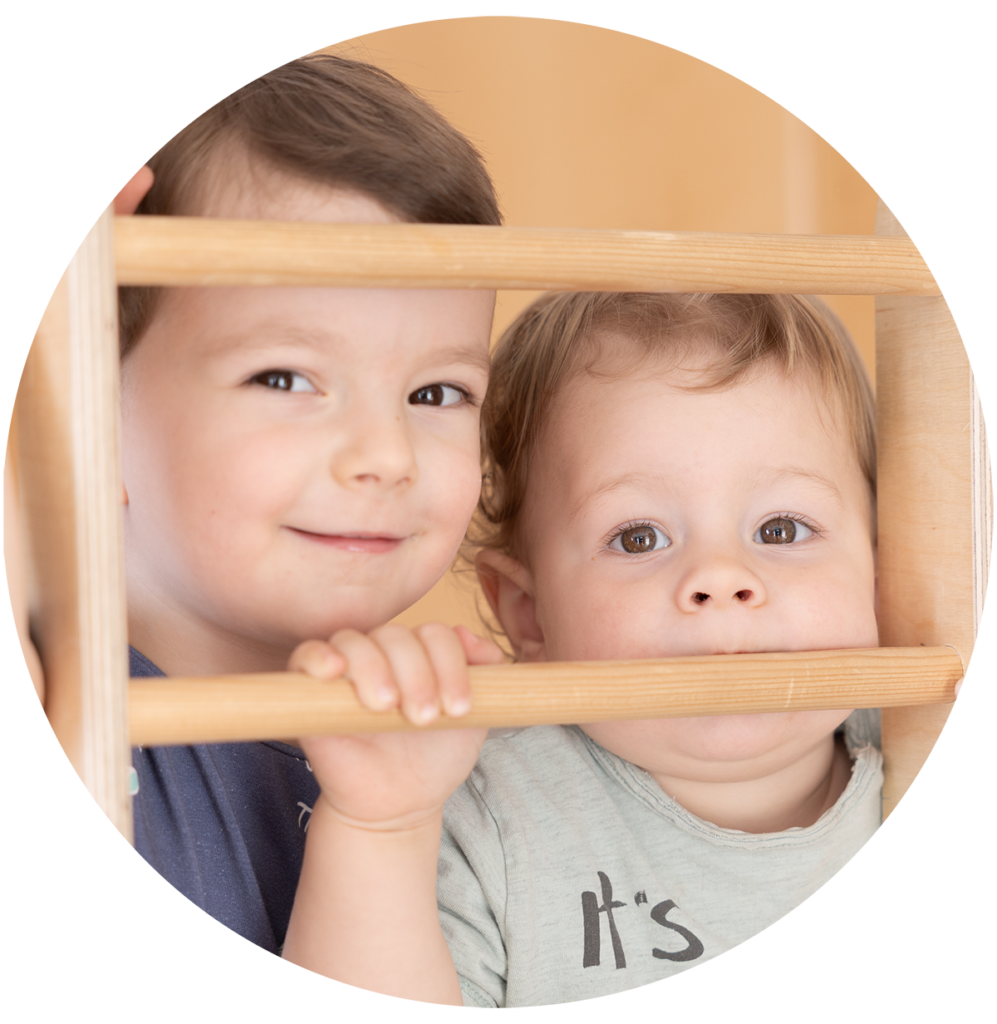 Kinder in ruhiger, natürlicher Atmosphäre in der Ergotherapiepraxis von Christine Gschwandtl in Großarl Kinder in ruhiger, natürlicher Atmosphäre in der Ergotherapiepraxis von Christine Gschwandtl in Großarl